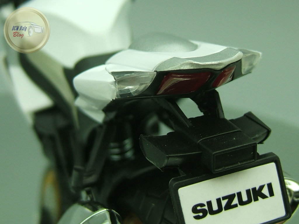 suzuki-gsxr-1000-white-12