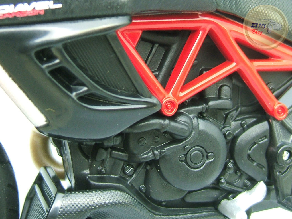 Ducati Diavel Carbon Maisto 1:12 engine Detail