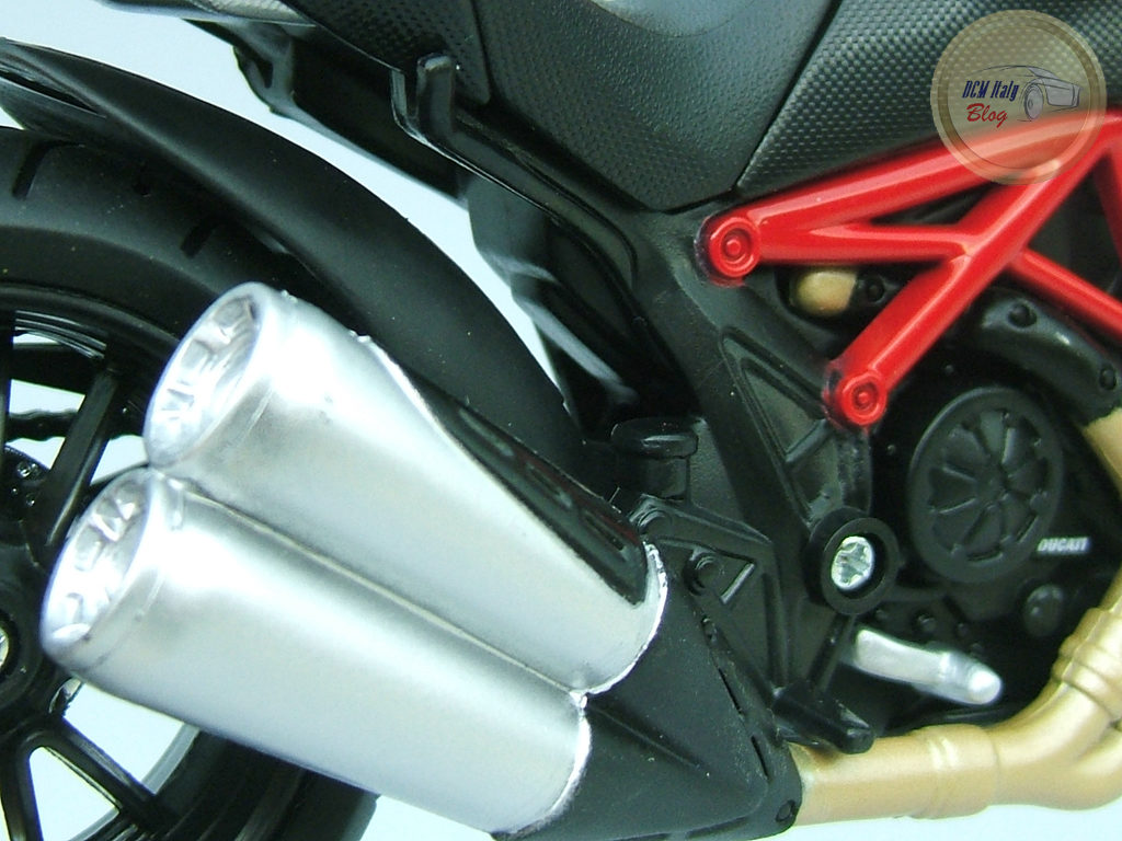 Ducati Diavel Carbon Maisto 1:12 exhaust pipes