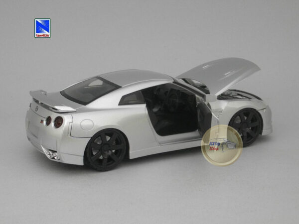 Nissan GT-R 1:24 New Ray