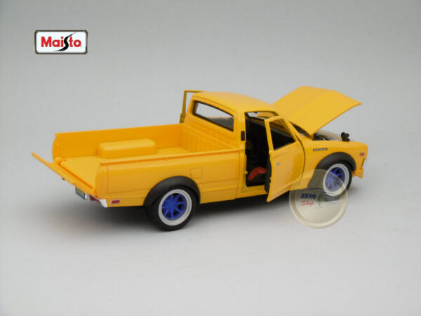 Datsun 620 Pickup (1973) “Tokyo Mod” 1:24 Maisto